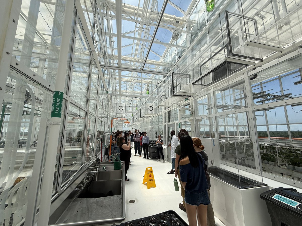 SoybeanScience1's tweet image. Up next was a tour of the @NC_PSI building! Students learned about the public-private partnerships that make PSI unique while seeing some incredible research in action! #ScienceForSuccess