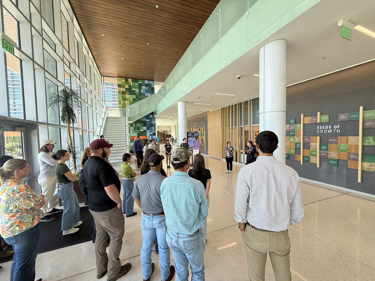 SoybeanScience1's tweet image. Up next was a tour of the @NC_PSI building! Students learned about the public-private partnerships that make PSI unique while seeing some incredible research in action! #ScienceForSuccess