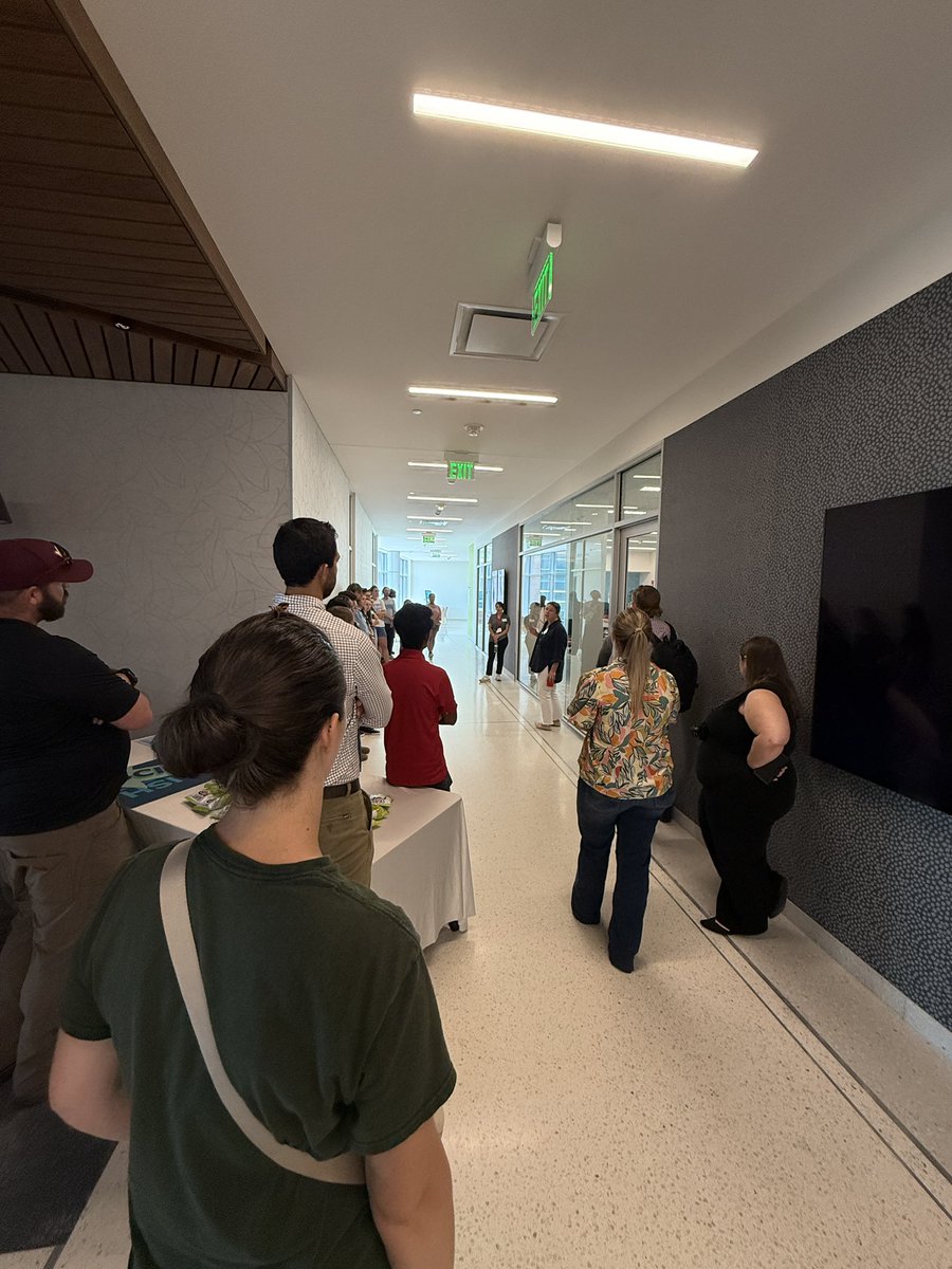 SoybeanScience1's tweet image. Up next was a tour of the @NC_PSI building! Students learned about the public-private partnerships that make PSI unique while seeing some incredible research in action! #ScienceForSuccess
