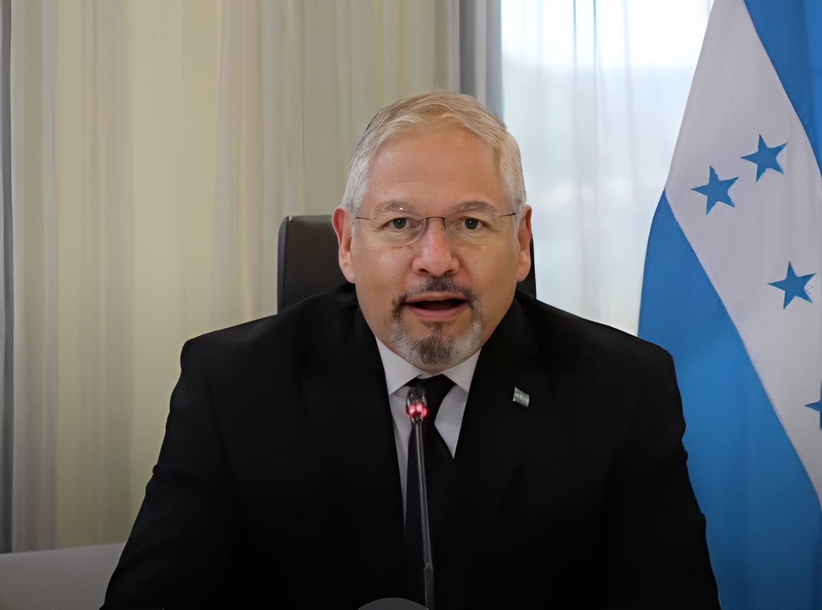 elpulsohn's tweet image. #EPActualidad | El candidato a designado presidencial por Libre, Enrique Reina, cuestionó los recientes señalamientos de sectores del bipartidismo, acusándolos de difundir noticias falsas y manipular conceptos del Derecho Internacional para generar temor entre la ciudadanía, “les…