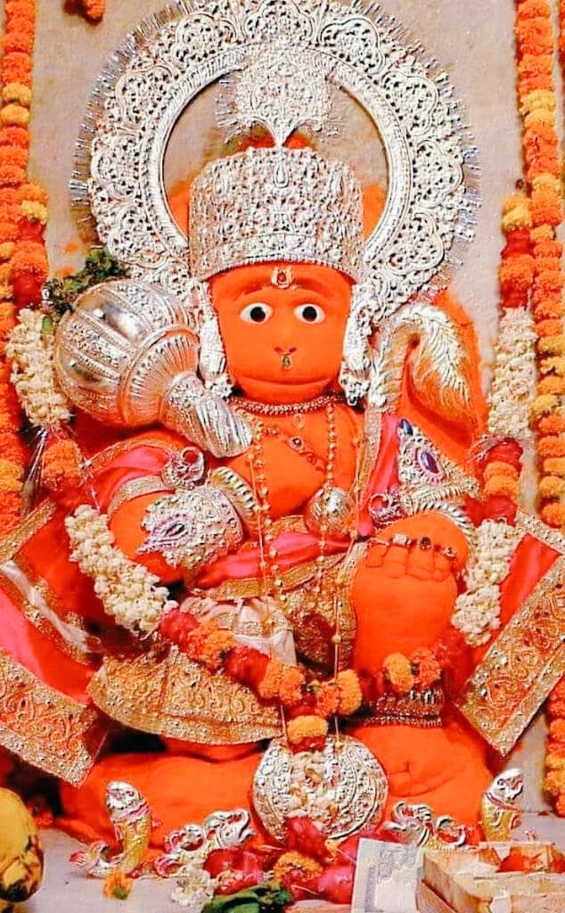 कौन सो संकट मोर गरीब को,जो तुमसों नहिं जात है टारो ॥ बेगि हरो हनुमान महाप्रभु,जो कछु संकट होय हमारो । को नहिं जानत है जग में कपि,संकटमोचन नाम तिहारो ॥
जय महावीर बजरंग बली जी।।