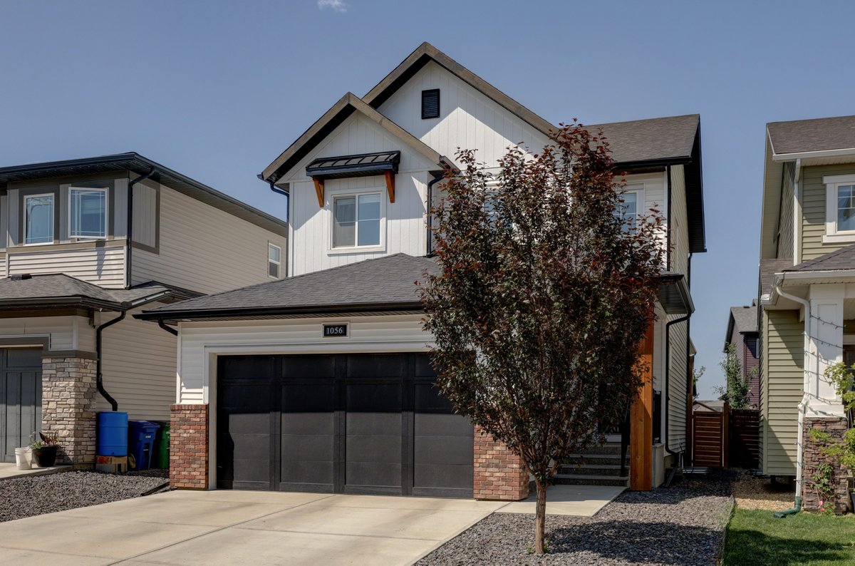 RemaxShilo's tweet image. TIMELESS STYLE and a smart design, in the desirable neighbourhood of Chinook Gate! 
Elegant 3 Bedroom + 2.5 Bath home with a HEATED DOUBLE ATTACHED GARAGE, stunning classic black and white aesthetic + a beautifully curated backyard.

shilostorey.com/mylistings.htm…