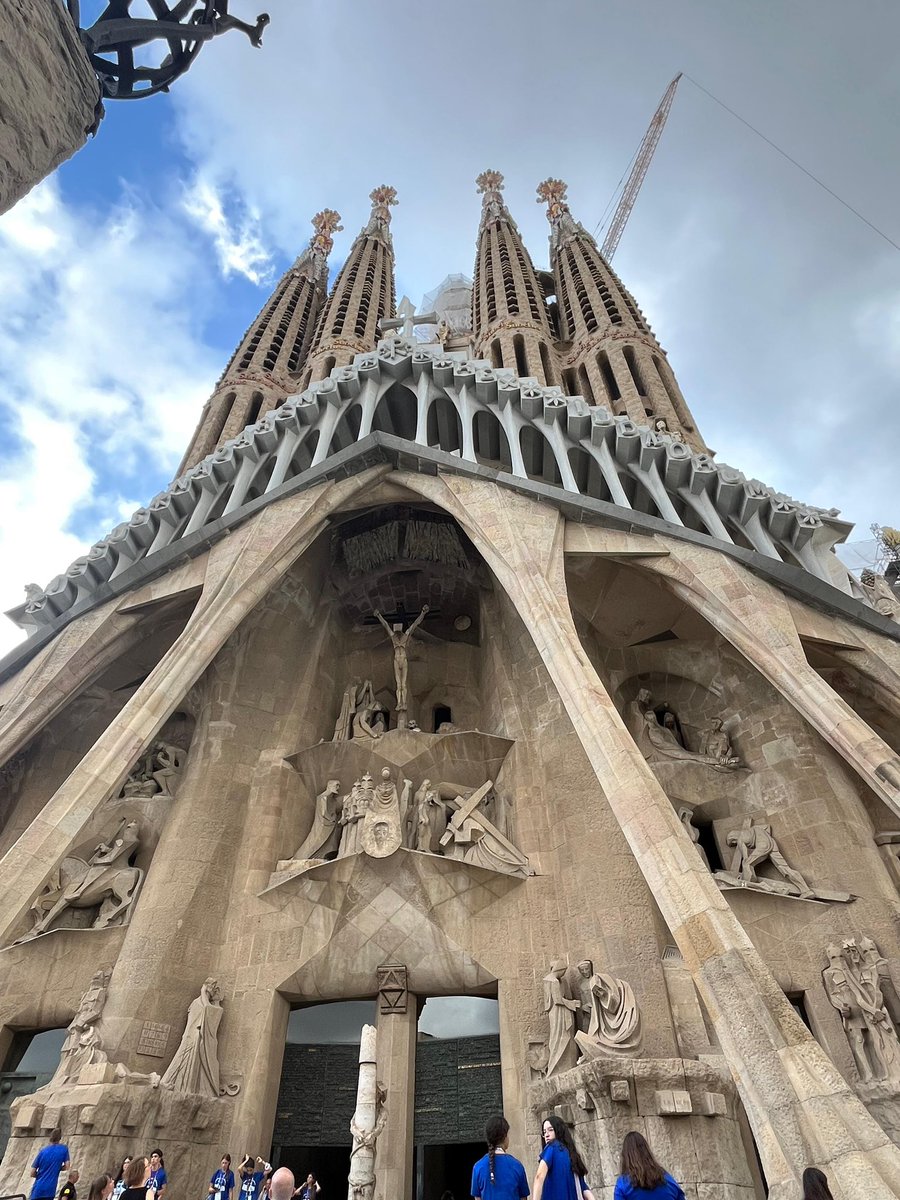 fecsfc's tweet image. Tras un parada en Barcelona, nuestros peregrinos emprenden su viaje a Roma para el Jubileo.

Gracias al colegio Scala Dei por acogernos.
Nos ponemos en marcha y pedimos vuestras oraciones para un día entero de viaje en bus. 🙏

#Jubileo2025 #experiencias