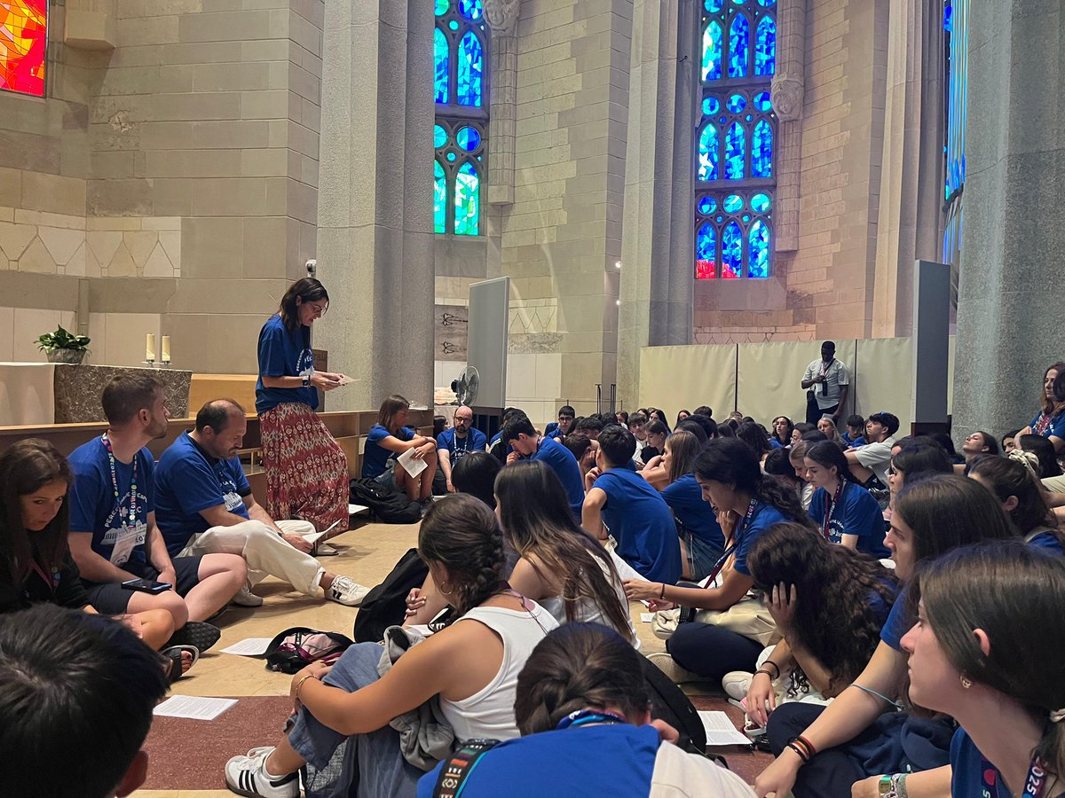 fecsfc's tweet image. Tras un parada en Barcelona, nuestros peregrinos emprenden su viaje a Roma para el Jubileo.

Gracias al colegio Scala Dei por acogernos.
Nos ponemos en marcha y pedimos vuestras oraciones para un día entero de viaje en bus. 🙏

#Jubileo2025 #experiencias