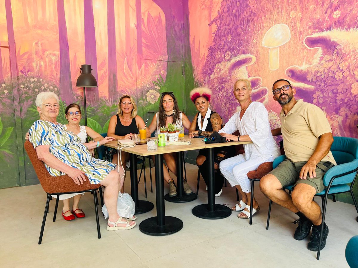 Visita a la provincia de #Málaga  de la Cónsul Laura Urra, quien sostuvo encuentro con la Presidenta  de 
 @AsocLaAvellaneda, cubanos residentes, la Concejala  Rocío  Calderón  y amigos de 
Cuba. 
#JuntosXCuba 🇨🇺