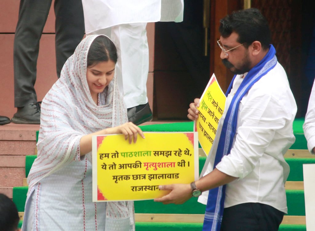 Mdeoria1's tweet image. सपा सांसद इकरा हसन और भीम आर्मी चिप और सांसद चंद्रशेखर आजाद रावण 

आज संसद में