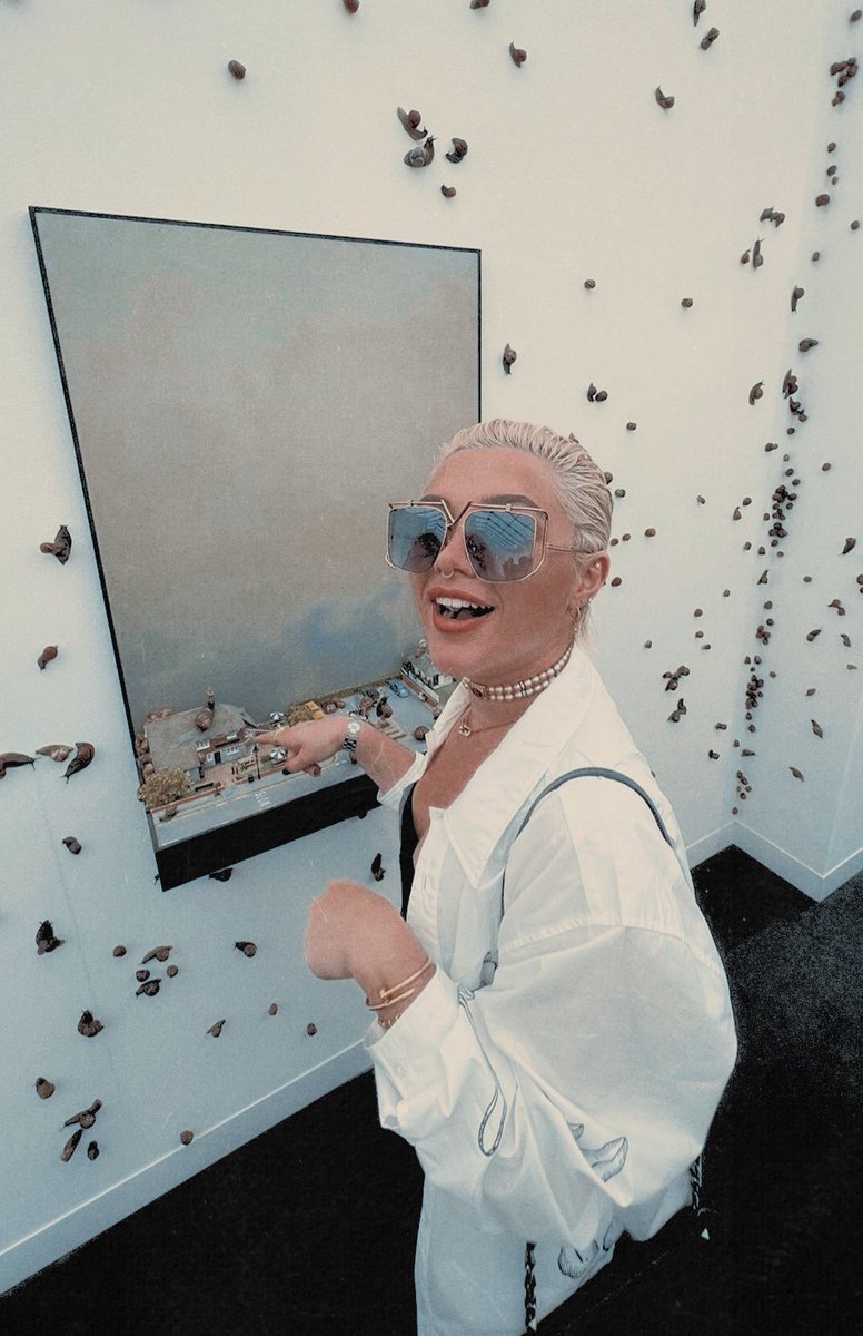 oftsarinabelova's tweet image. i was 𝑙𝑖𝑡𝑡𝑙𝑒 disappointed the snails weren’t real — needless to say the detail on this piece is incredible. 🐌