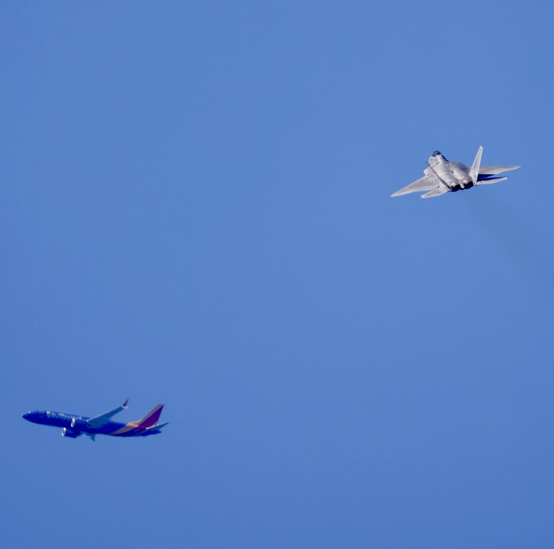 t5626a0719's tweet image. Aircraft/F-22A RAPTOR traffic b-737 photo contact shot📸