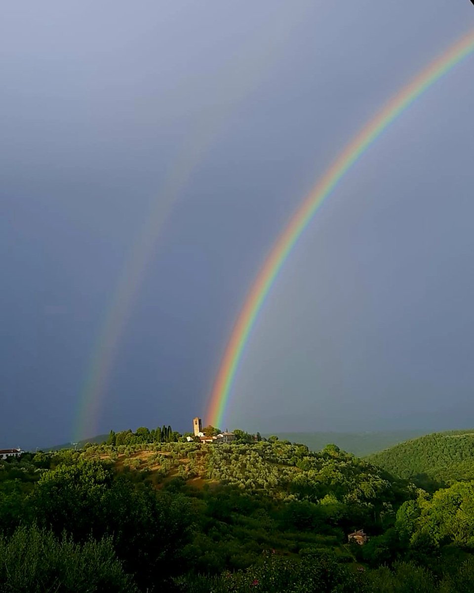 Un arcobaleno,
come se dicessi "Son qui",
in un attimo

#haiku
#haikuchallenge

📷- doppio arcobaleno, Chiantishire