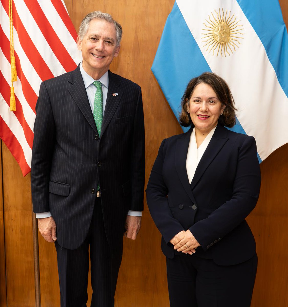 Embajada de EEUU en Argentina (@embajadaeeuuarg) on Twitter photo Fue un placer recibir hoy al congresista <a href="/RepFrenchHill/">French Hill</a>, quien lidera una delegación bipartidista del Congreso de los EEUU que visita esta semana la Argentina. La delegación mantendrá reuniones con autoridades gubernamentales y representantes del sector de servicios financieros Fue un placer recibir hoy al congresista <a href="/RepFrenchHill/">French Hill</a>, quien lidera una delegación bipartidista del Congreso de los EEUU que visita esta semana la Argentina. La delegación mantendrá reuniones con autoridades gubernamentales y representantes del sector de servicios financieros
