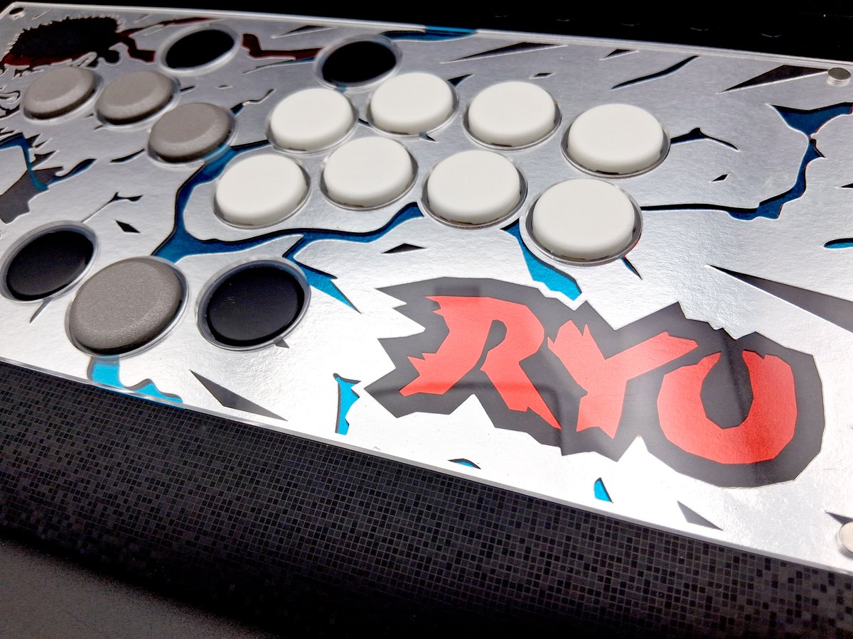 CrossXCuts's tweet photo. @StreetFighterJA Ryu is also here to charge up your @Haute42_ @CosmoxGaming_JP C16! Grab the pure silver design, or get your Evil Ryu fix with metallic gold accents to defeat your foe in style! Available now in our shop! https://t.co/T7WKDcL9RC