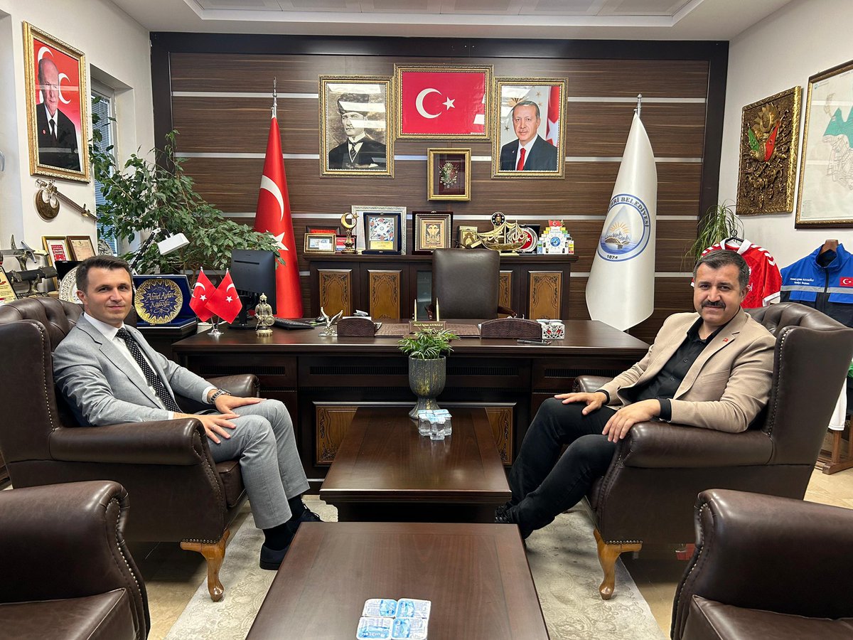 İçişleri Bakanlığımız tarafından düzenlenen Bakanlık Yabancı Dil Kursu programına katılacak olan Kaymakamımız Sn. Musa Türkmen, ilçemizdeki görev süresinin sona ermesi dolayısıyla Suşehri Belediye Başkanı Sn. Ahmet Ayhan Kayaoğlu’na veda ziyaretinde bulundu.