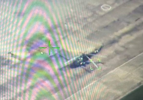MariaRykov's tweet image. 🇷🇺🇺🇦 Drone russo sobrevoando a base aérea de Priluki, onde estava estacionado o "Black Hawk" UH-60 americano das forças especiais GUR.
O helicóptero foi destruído pelos russos às 16:00 (horario local).
