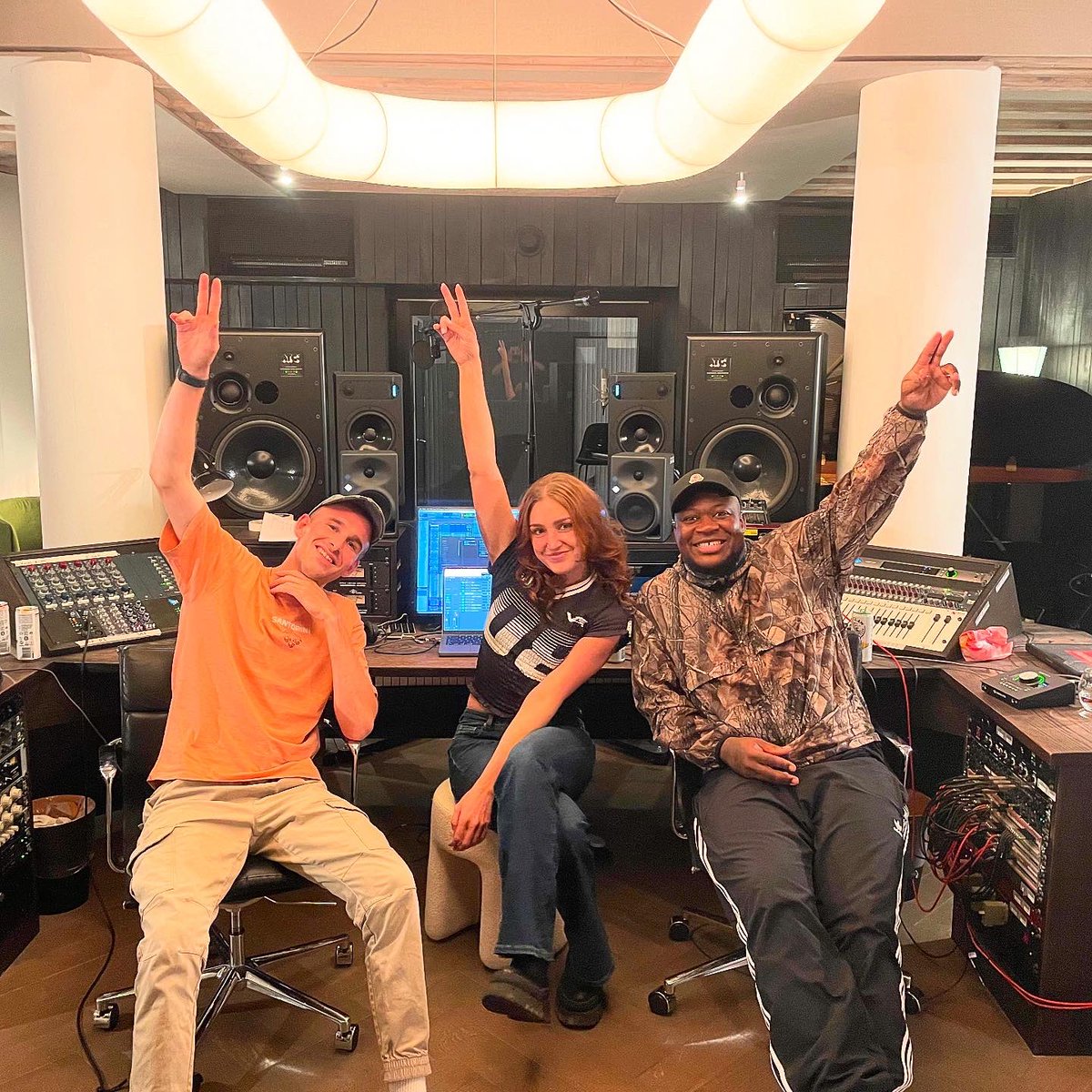 Studio London 🇬🇧 with Skream and Benga,Julia Church, Charlotte Plank, Chime and so many more amazing producers and writers!

What a week 😍
