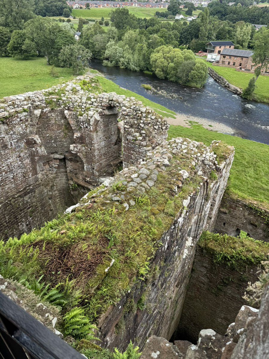 castlehunteruk's tweet image. View from atop the keep at Brougham Castle, Cumbria 🏴󠁧󠁢󠁥󠁮󠁧󠁿 cannot measure how jealous I am of the farm owner opposite the 🏰