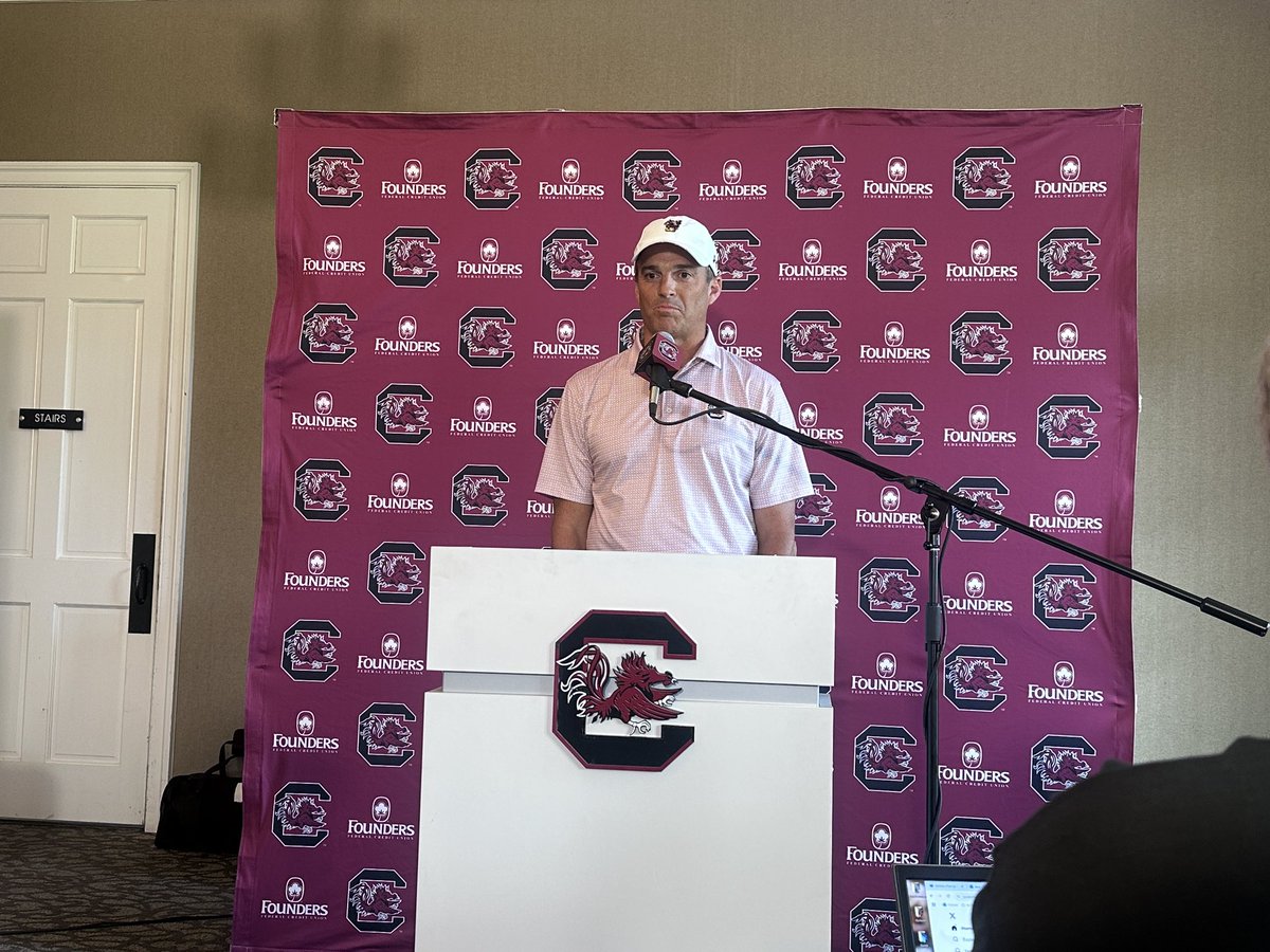 jordankaye_23's tweet image. Shane Beamer talking with the media after the Birdies with Beamer event