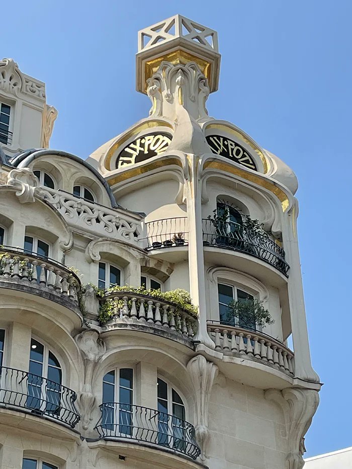 Ce n'est pas seulement un bâtiment : c'est un manifeste, une déclaration de réussite, d'élégance et d'innovation. 

La réalisation affirme aux yeux de tous un succès retentissant.