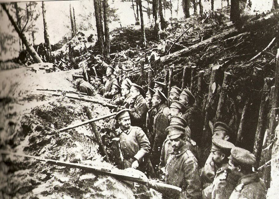 curious_ledger's tweet image. In the frozen forests of Sarikamish, 1915, Russian troops huddle in trenches during one of WWI’s most brutal battles. Fighting the Ottoman Empire in deep snow and deadly cold, it wasn’t just bullets that killed—temperatures dropped below -30°C (-22°F), claiming tens of thousands.