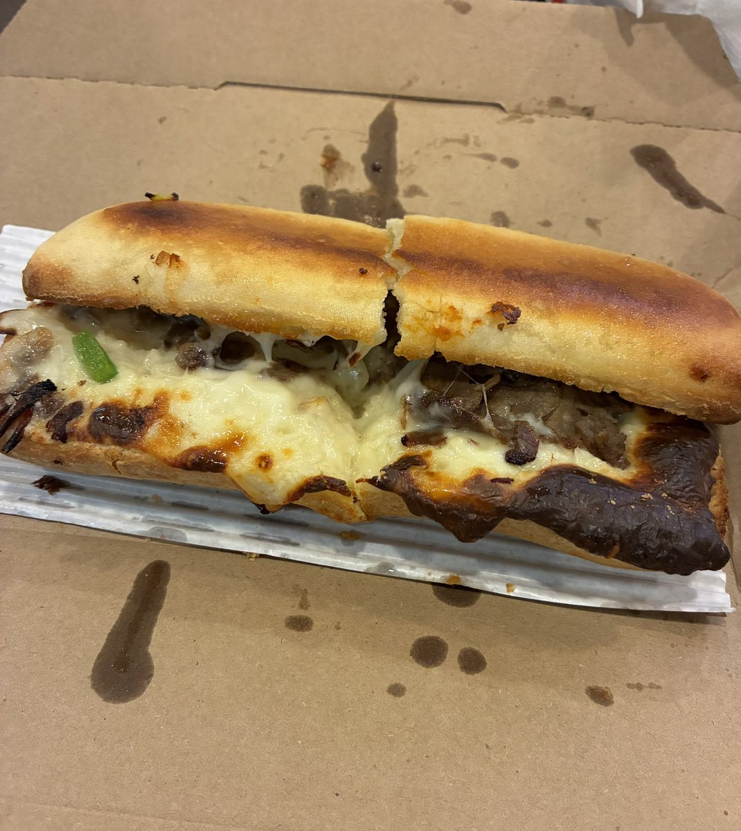 heisuke108's tweet photo. グアム飯④
PHIRRY CHEESE STEAK
10ドル（約1500円���
チップなし（フードコート）

普通にピザ頼めばよかった

#guam #AntonioBWonPatInternationalAirport #dominospizza https://t.co/oEooVU821w