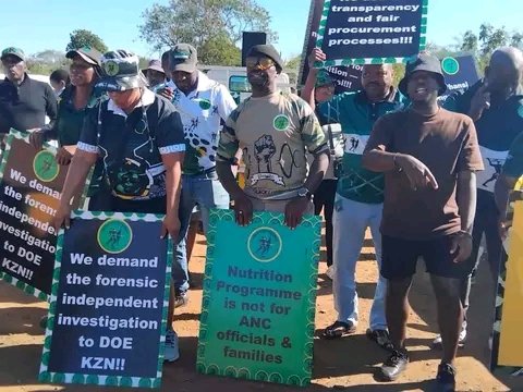 CadreNguyi's tweet image. Commander Morning π Thank you very much to Ground Forces of #MK Party for a successful Meeting! We are not perturbed and we are not cry babies! We fight on! Victory is Certain! #GwazaMkhontoGwaza
