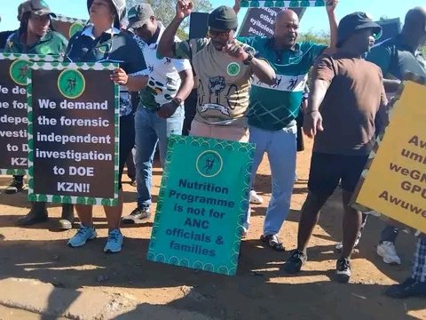 CadreNguyi's tweet image. Commander Morning π Thank you very much to Ground Forces of #MK Party for a successful Meeting! We are not perturbed and we are not cry babies! We fight on! Victory is Certain! #GwazaMkhontoGwaza
