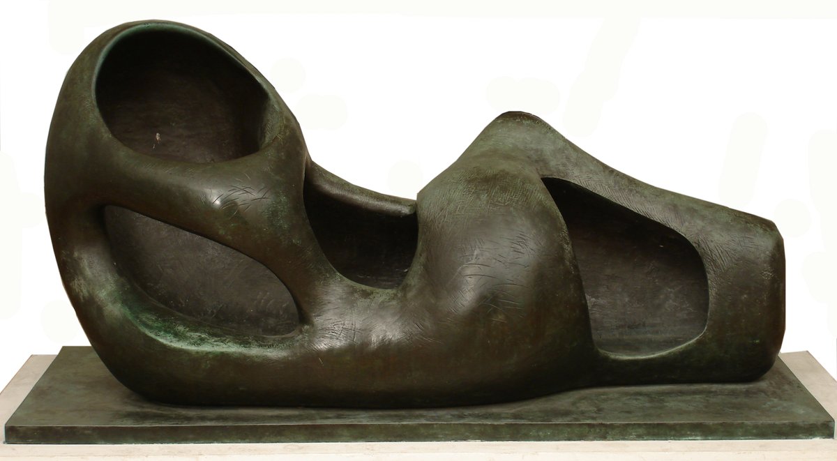#UnDíaComoHoy de 1898, nacía en Inglaterra Henry Moore. En “Figura reclinada, formas externas” (1953-54) logra la plena tridimensionalidad de la escultura, a través de esos huecos que evocan la naturaleza y muestran su interés por el arte antiguo y las culturas no occidentales.