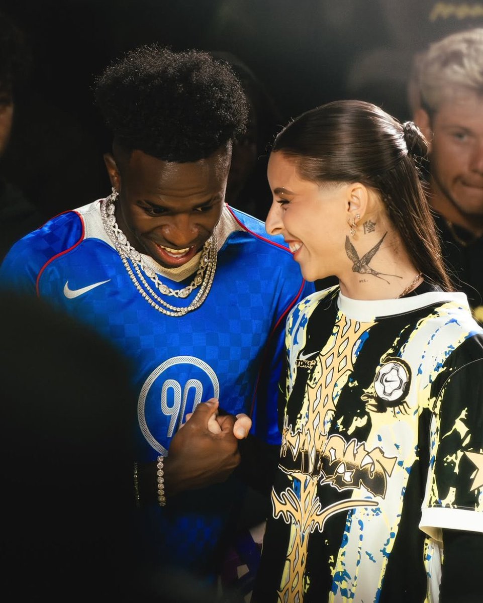 FCOYOUNGMIKOARG's tweet photo. 📸// Young Miko junto a Vinicius Junior en la final de “Toma El Juego” https://t.co/m2pFwj6KOw