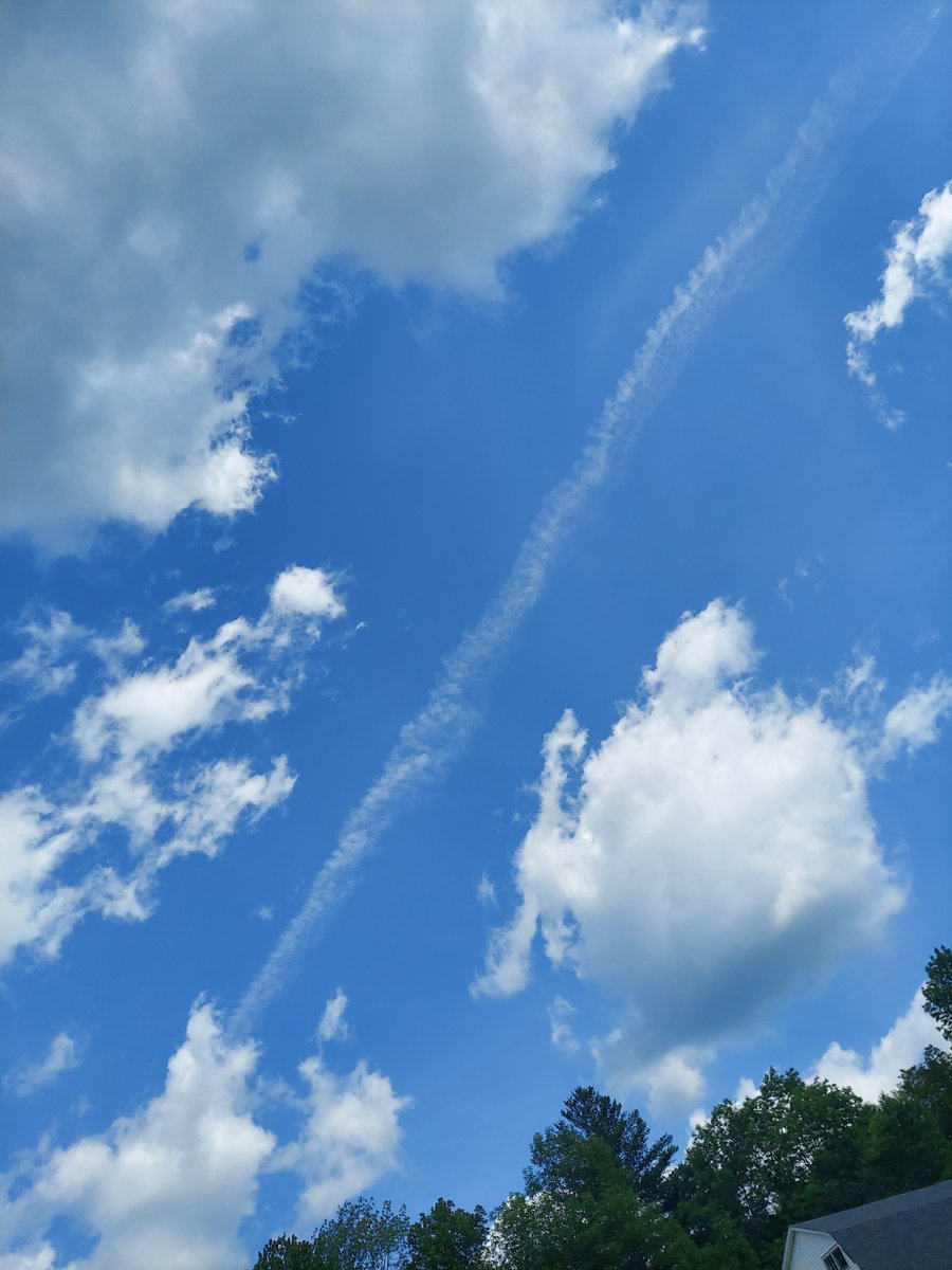 PanicMike13's tweet image. Just went over. I'm seeing a trend. I checked the tracker and the international flights leave the biggest trails.