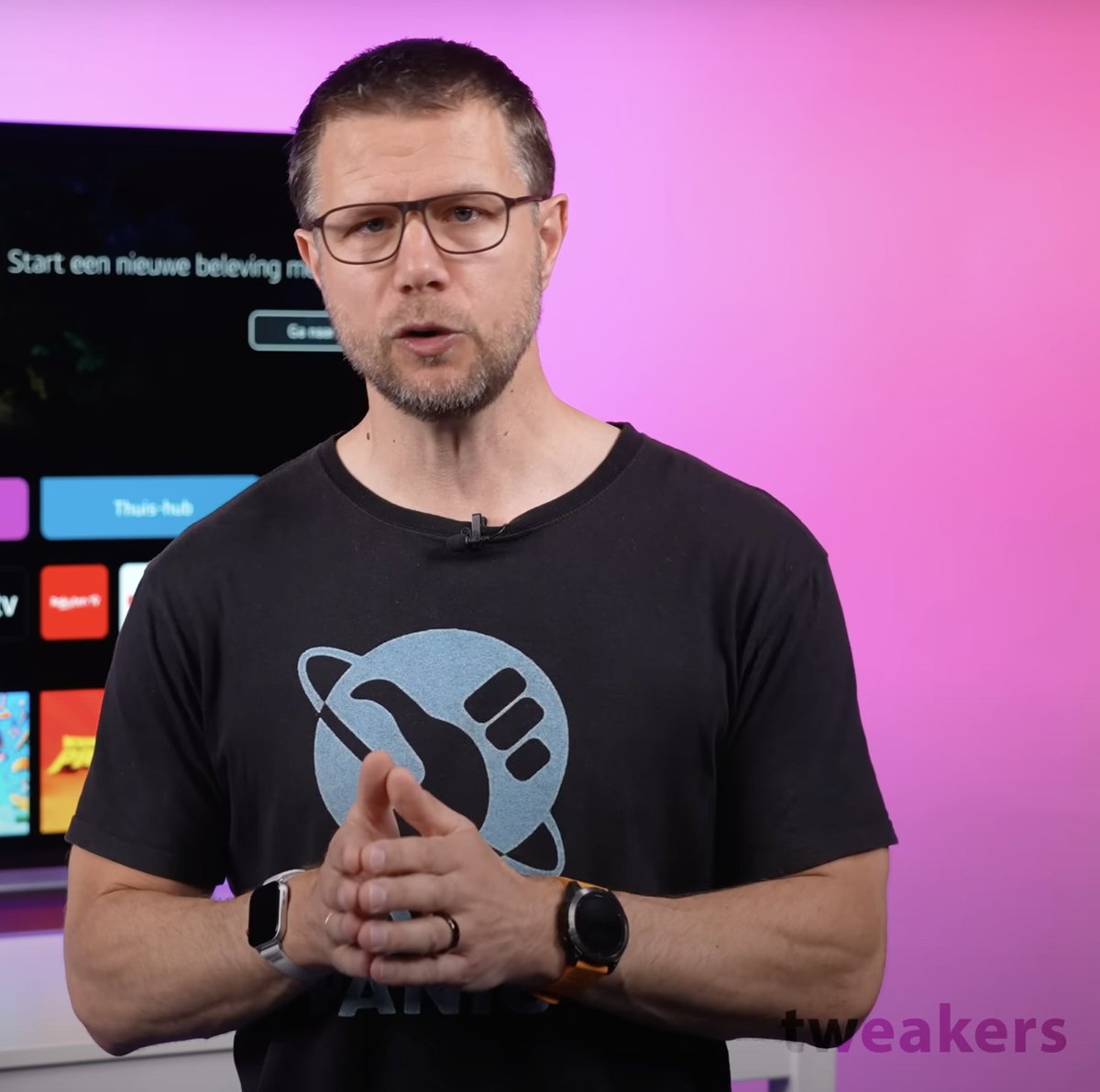 En dan valt je ineens op dat deze mijnheer van <a href="/tweakers/">Tweakers</a> twéé horloges draagt bij de review van een televisie... 🤣 Wáárom..?!?! 🤔 #garminfenix #applewatch