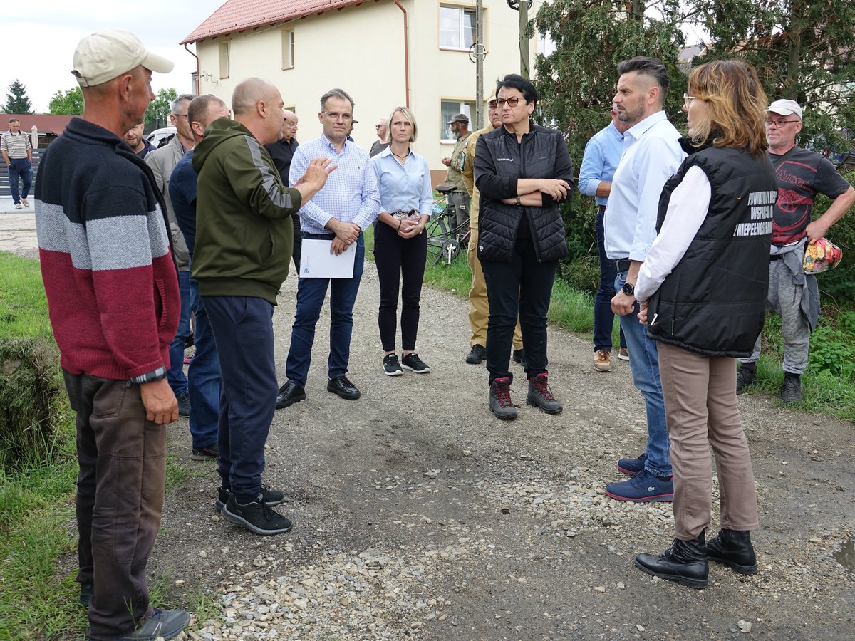 RZGWWroclaw's tweet image. 👥 Na terenie powiatu nyskiego odbyła się wizja lokalna z udziałem przedstawicieli @WodyPolskie.
Delegacja objęła miejscowości: Kałków, Burgrabice, Konradów, Jarnołtówek oraz Prusinowice. Wizyta umożliwiła identyfikację potrzeb i ocenę stanu infrastruktury. #StopPowodzi