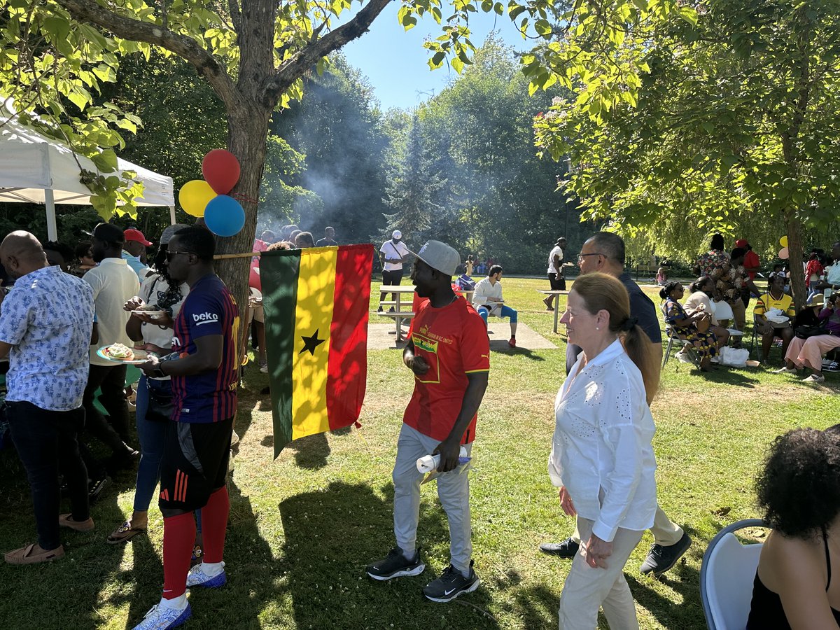 LindaAnnisBC's tweet image. Our Ghanaian community is a joyous group who love life. The @GCABC1986 presented #Ghanafest2025 in Holland Park this weekend. They let me try to make Ghana Donuts, #bofrot. Fun to make &amp;amp; fun to eat. I am so happy they are part of #OurSurrey.