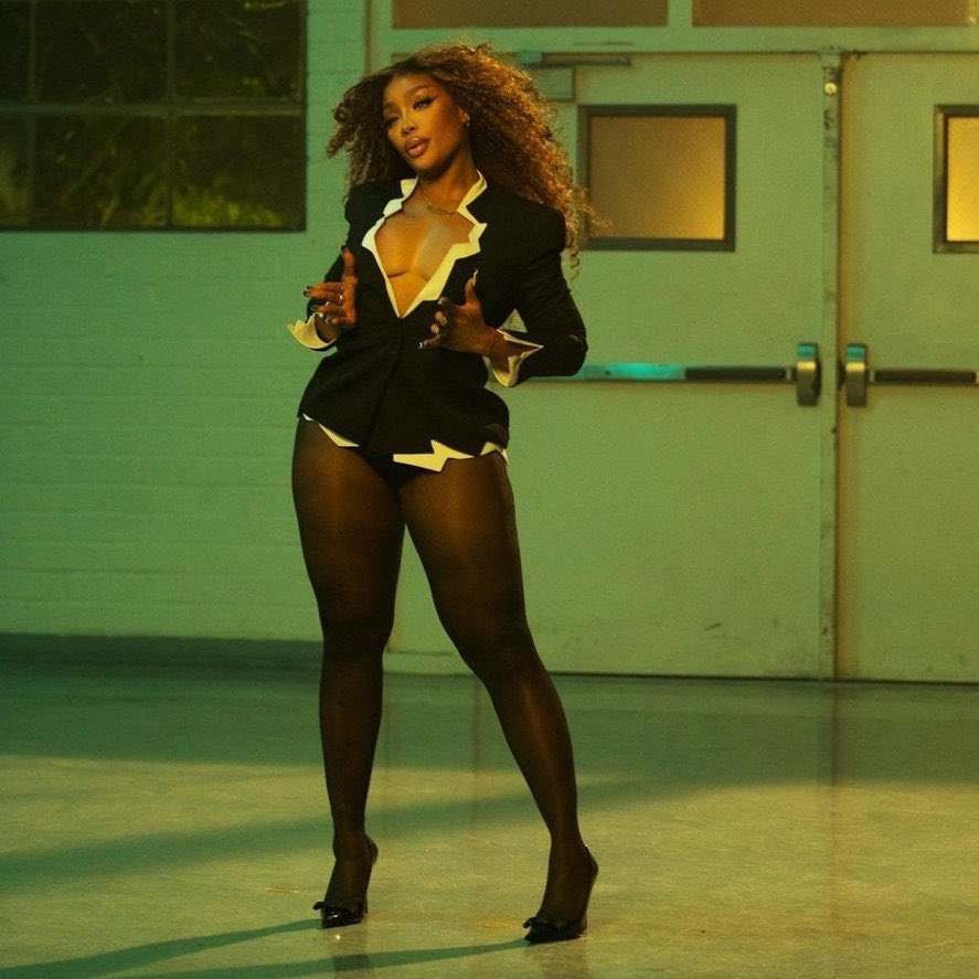 szabrs's tweet image. 🚨 QUEREMOS O FEAT! Em novo vídeo de fã brasileiro no Instagram onde LUDMILLA aparece cantando, SZA reagiu:
“Aww eu amo ela!”