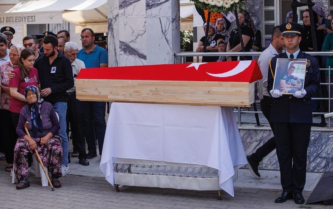 Her gün ölümle burun buruna geliyorlar.
Ama devlet hâlâ diyor ki: “Sen bir meslek sahibi değilsin.”
Yeter! İtfaiyecilik Meslek Olarak Kabul Edilsin!
#destekolunmeslekolalım