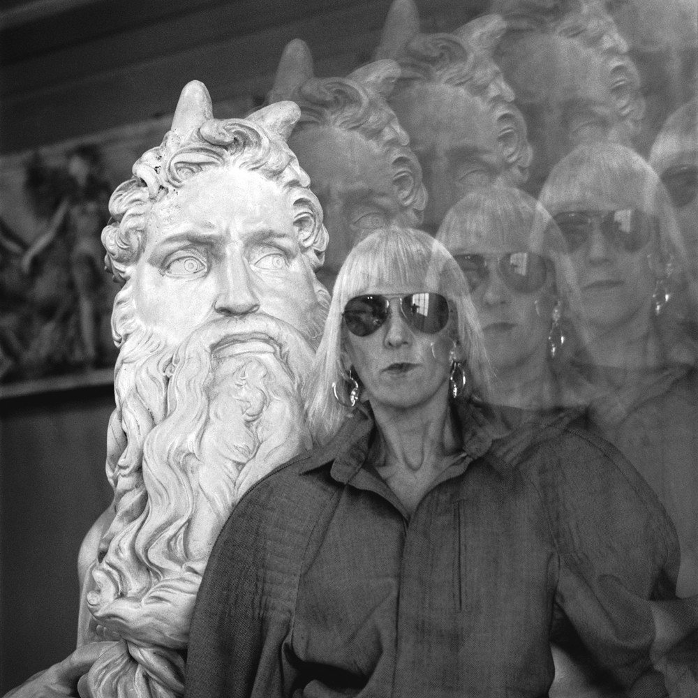 #LaObraDelDía➜Marta Minujín es una de las personalidades más reconocidas de la escena artística de la Argentina y el mundo. En este retrato, Alejandro Kuropatwa multiplica su imagen a la par de la figura del “Moisés”, de Miguel Ángel. ¡Vení a verlo en la muestra #MuseoSecreto🖼️!