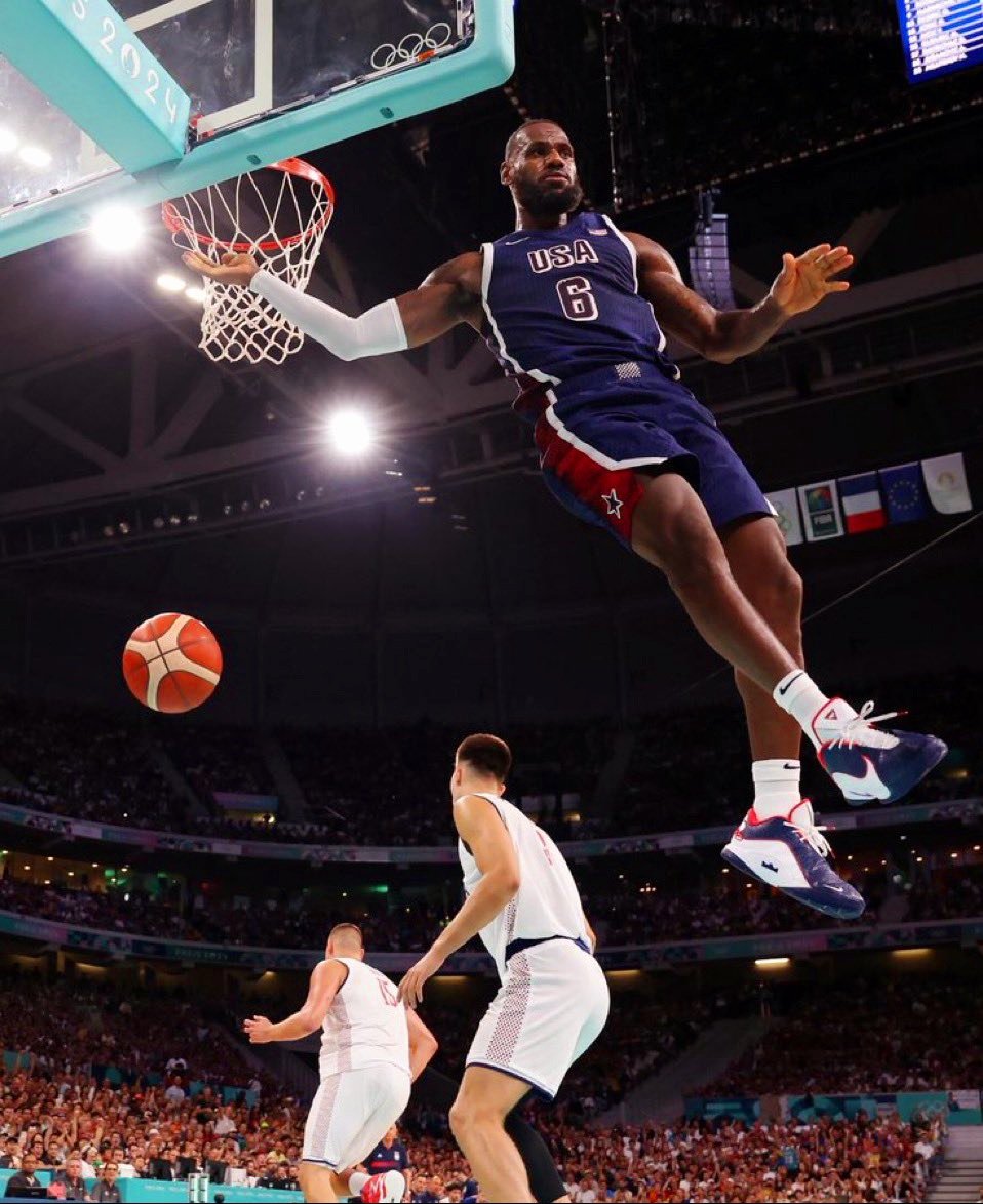 EurohoopsTR's tweet image. 📅 Geçtiğimiz sene bugün:

✈️ LeBron James, Olimpiyatların ilk maçında uçuyor.