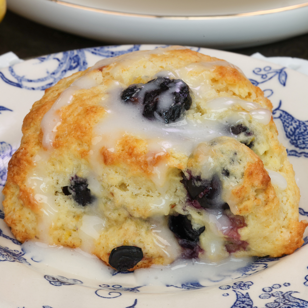 These small batch blueberry scones are soft, flaky, and filled with sweet blueberries. Topped with a light lemon glaze, they’re easy to make and ready in about 20 minutes.
onedishkitchen.com/blueberry-scon…