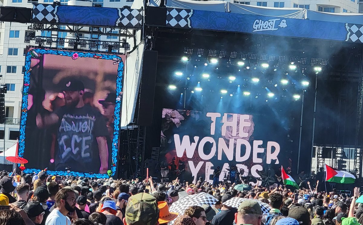 JoshBLevesque's tweet image. if I went to a music festival where multiple bands and attendees wore shirts that said "Abolish Copywriters" or "Fuck Copywriters" and the crowds cheered as they yelled "fuck copywriters" between songs, I'd rethink everything in my life that led me to be a copywriter just sayin
