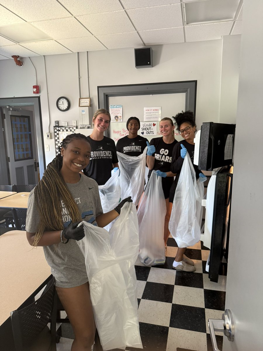 FriarVolleyball's tweet image. Showing some love to the community that loves us! ❤️ Friartown today we had the incredible opportunity to do volunteer work at the St. Pius V School, helping them prepare for the upcoming school year!  #GoFriars🏐