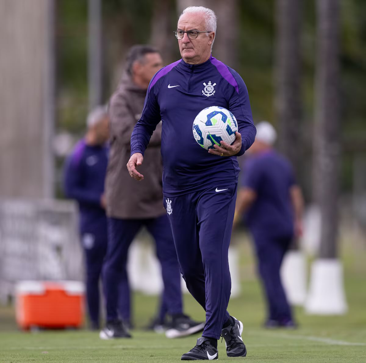 povotime1910's tweet image. Em treinamento realizado no CT Dr. Joaquim Grava, o técnico Dorival Júnior deu atenção especial ao setor defensivo do Corinthians.
O treino tático desta segunda-feira foi voltado para a parte defensiva e trabalhou a movimentação sincronizada entre laterais e zagueiros, além da…
