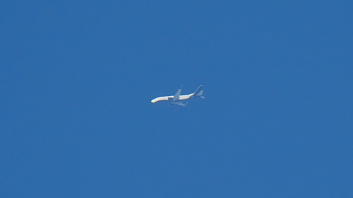 2Excel Aviation G-SWRD, an old 1995 Boeing 737-3L9 Private Jet Charter spotted over the Netherlands cruising from Paderborn to Leeds as #BRO026C today.

According to Planespotters, she previously had 148 seats, now replaced by a 62-seat VIP configuration.

#NLspot