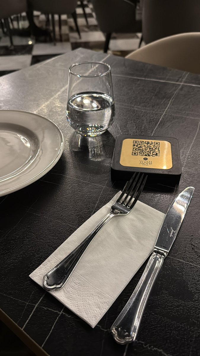 TomasRoud's tweet image. Jídelní lístek v papírové podobě do ruky je přežitek. QR kód na stole bohatě stačí 👍