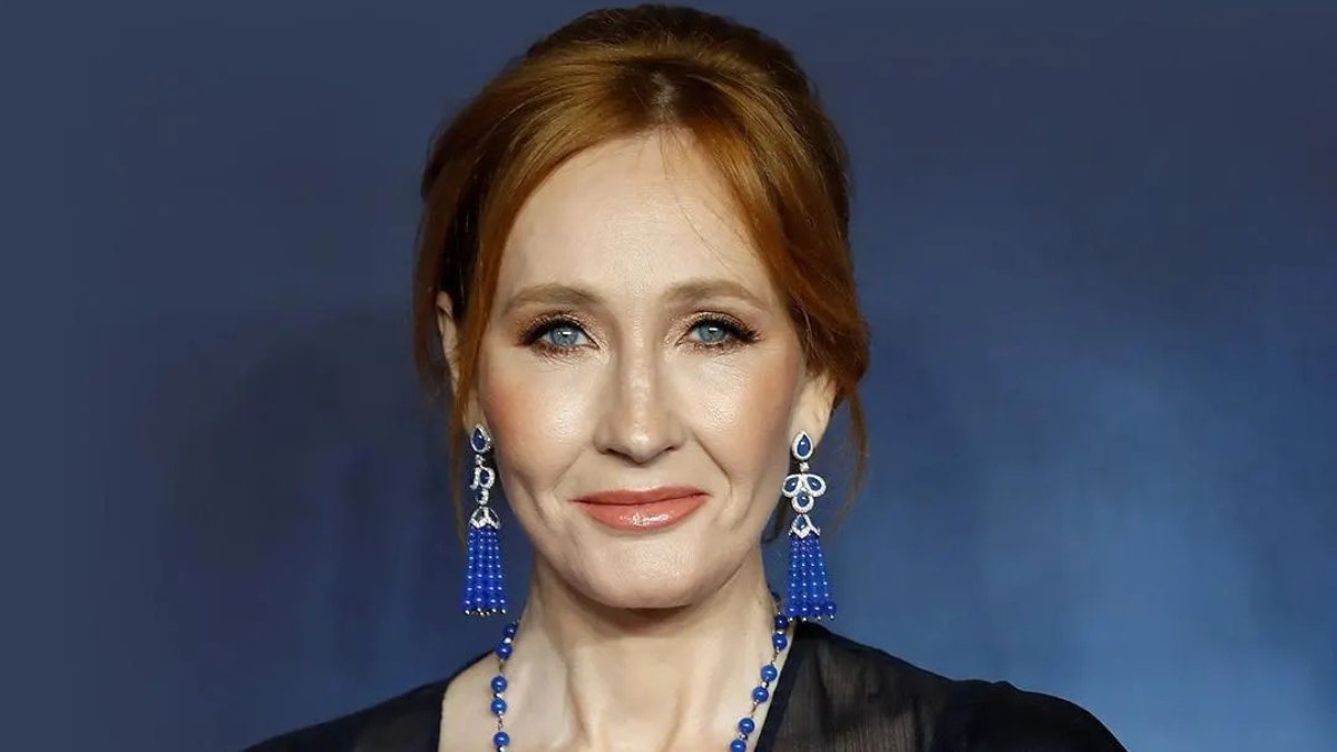 alexmiqo's tweet image. J.K. Rowling’s Rise from Rock Bottom

J.K. Rowling was a single mother living on welfare, battling depression and rejection. 

Twelve publishers turned down her manuscript, but she kept writing.

In 1997, ”Harry Potter“ was published, sparking a global phenomenon. ✍️ 

Now one of…