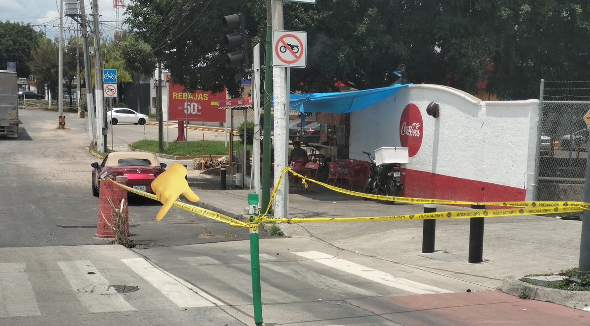 MalditoMostro's tweet image. Buen día @siapagdl @ServiciosZap @ZapopanGob tiene más menos 2 semanas que se acordono este pequeño (por ahora) socavón que está en Camino Bosque a San Isidro y su cruce con Av Valle de San Isidro, nos ayudan en atender CC @Trafico_ZMG @ContactoCenti2 @realjosefina