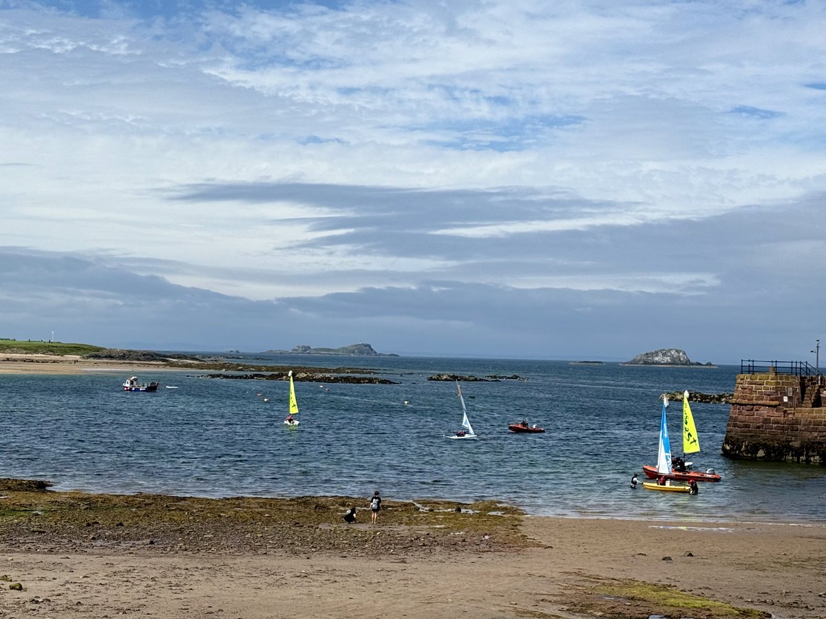 Relaxing North Berwick beach scenes, for everyone who appreciates living, breathing and slowing down. 

Admiring the views, watching the boats and listening to the gentle waves. 

Peace. 🏖️🕊️

#NorthBerwick #landscapephotography #Scotland #NatureTherapy #MentalHealthMonday