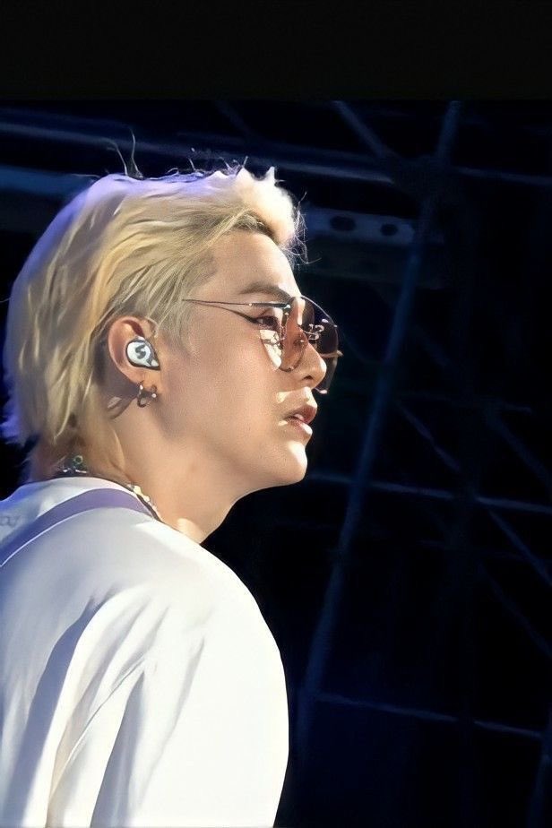 agust_dreams's tweet image. This picture of Yoongi is just too pretty. The blond hair, the glasses, his perfect side profile and the parted lips 😭 This man’s beauty is truly art 😭🤌