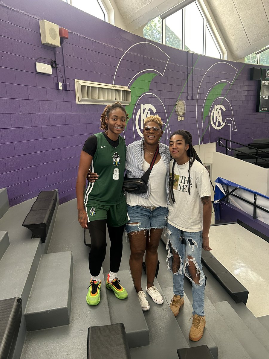 CoachOBlue's tweet image. Popped in on some familiar faces! 💙Forever Family 🦉🤞🏿🖤💛@only1carly @prxnciss #AlexisPoolr
