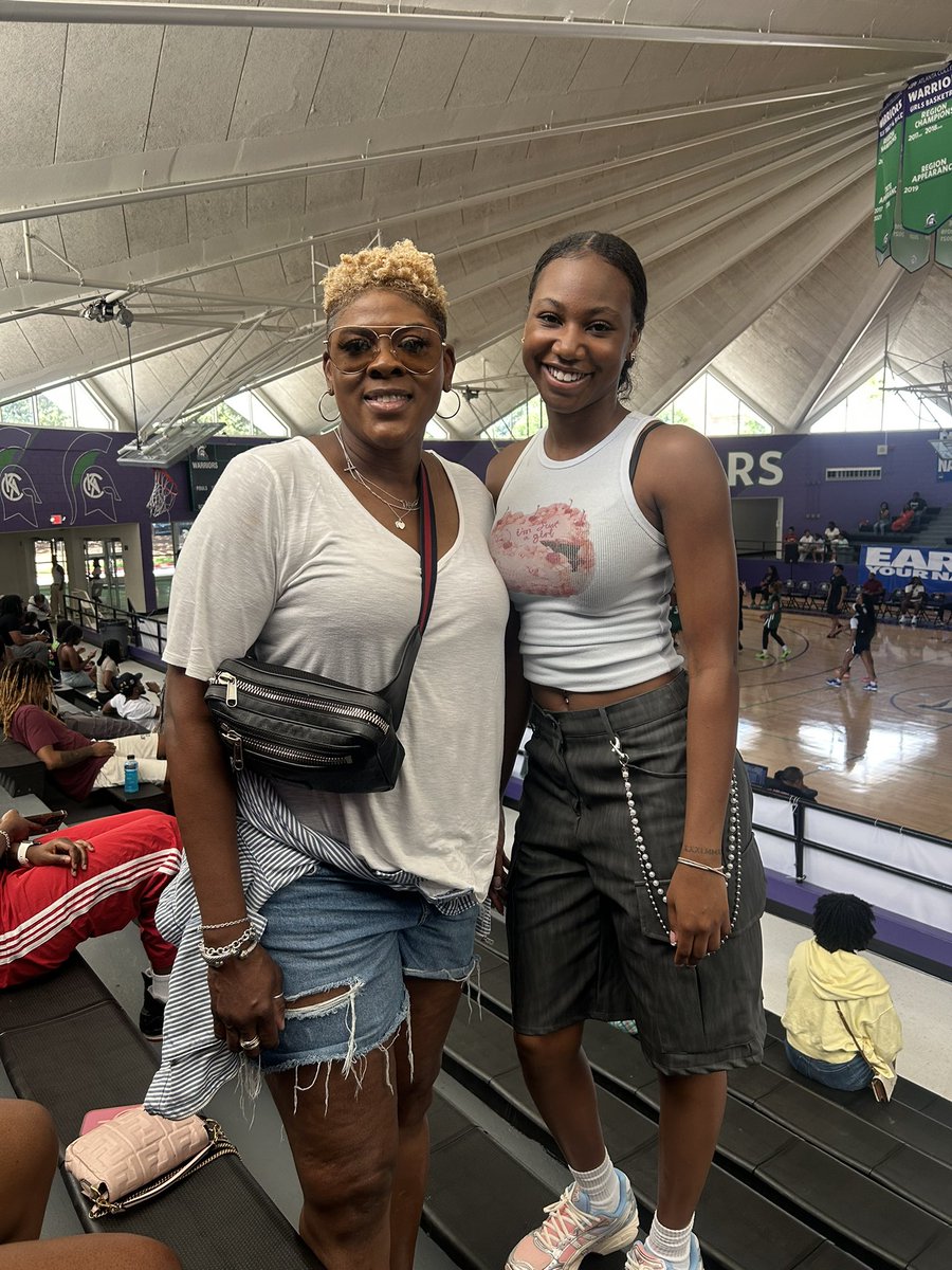 CoachOBlue's tweet image. Popped in on some familiar faces! 💙Forever Family 🦉🤞🏿🖤💛@only1carly @prxnciss #AlexisPoolr