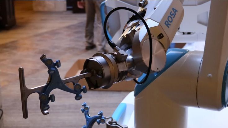 Dr. Nathan Cafferky offers robotic-assisted knee replacements using the Zimmer Biomet ROSA® Knee System + mymobility® app by Apple.

Smarter surgery. Faster recovery.

More info 👉 buff.ly/S1tBZjj 

#ROSAKnee #DrCafferky #JointHealth #RoboticSurgery