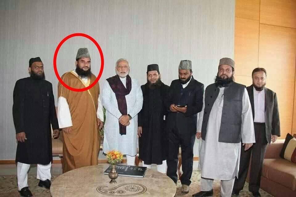 Gauravjainspa's tweet image. प्रधानमंत्री मोदी जी को शर्म करनी चाहिए कि उनकी पार्टी के एक भाजपाई ने एक संभ्रांत, सभ्य, सुशील महिला जिन्होंने गौरवपूर्ण भारतीय परिधान साड़ी पहनी थी उस परिधान और महिला सांसद के खिलाफ असभ्य टिप्पणी की।

क्या अब भाजपा ये सब करेगी और ये सब करवाएगी? शर्म आनी चाहिए।