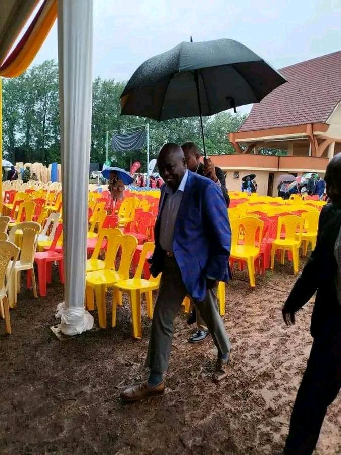 Cjamehk's tweet image. After impeachment, Rigathi Gachagua 1st public platform with kasongo was in Embu,he was bared from accessing vip entrance,and sat with common citizens ....after landing from USA he will go direct to Embu to campaign for DCP candidate in mbeere North ,the 1st burial of UDA